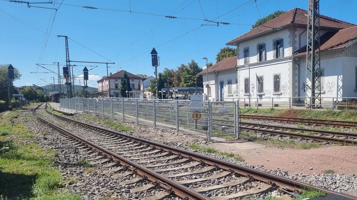 Neu installierte Zäune sollen am Schopfheimer Bahnhof für mehr Sicherheit sorgen.