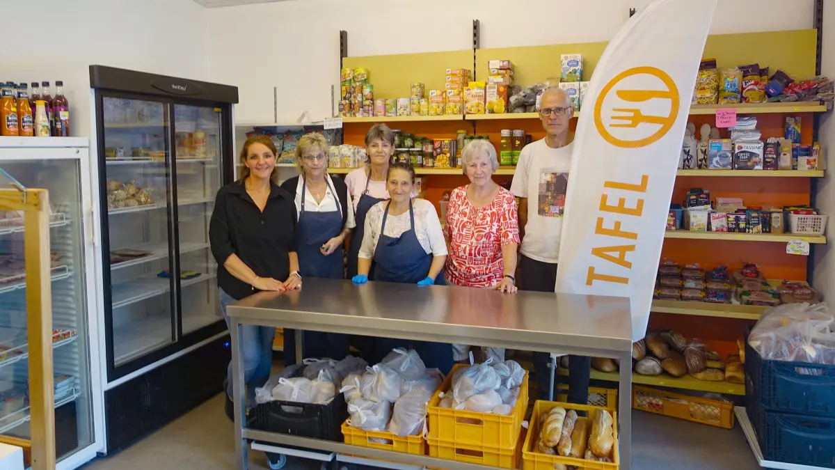 Das Tafel Team um Stefanie Niethammer (links) und Martin Schwer (rechts) ist fast das ganze Jahr – Woche für Woche – für seine Kunden da. Und freut sich über neue ehrenamtliche Helfer, Lebensmittel- und Geldspenden.