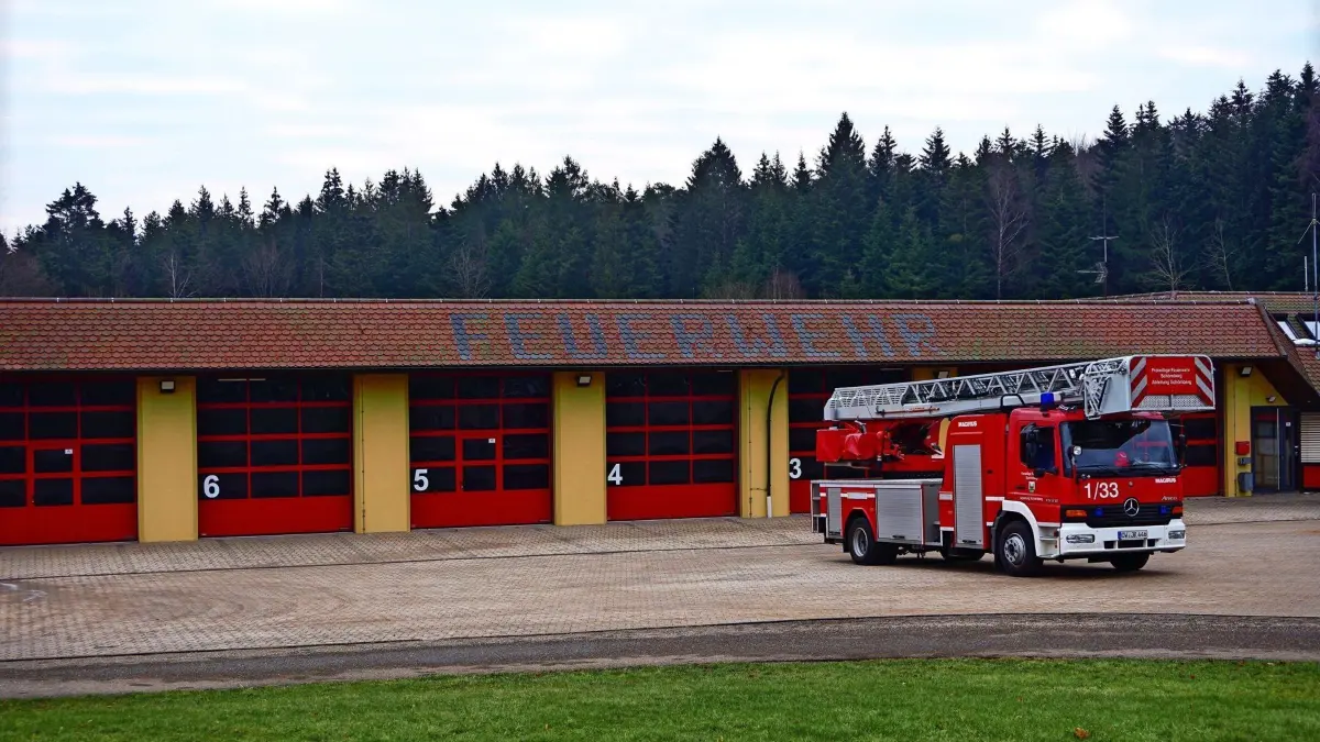 Bei einem Stromausfall geht fast nichts mehr. In den Feuerwehrhäusern aber funktioniert die Kommunikation weiter. Dort dürfen die Bürger auch hingehen, um sich zu informieren. Im Bild ist das Feuerwehrhaus in Schömberg zu sehen.
