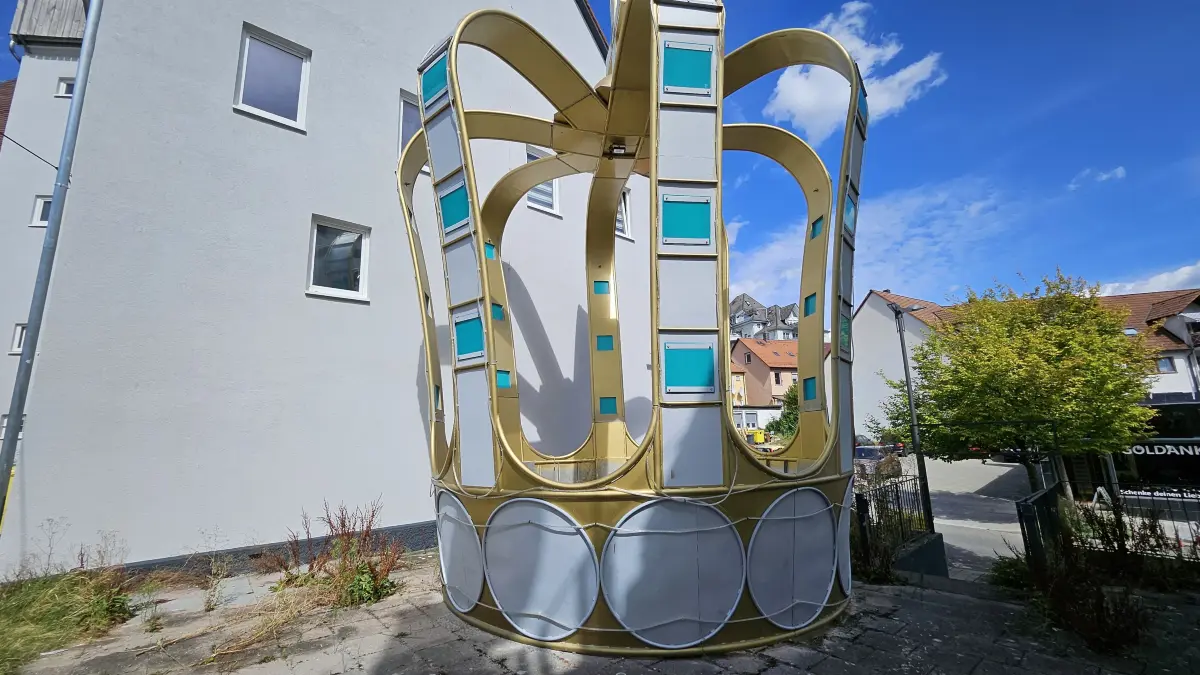 Die XXL-Krone ist nach wie vor ein markanter Blickfang an der Schwenninger Marktstraße.