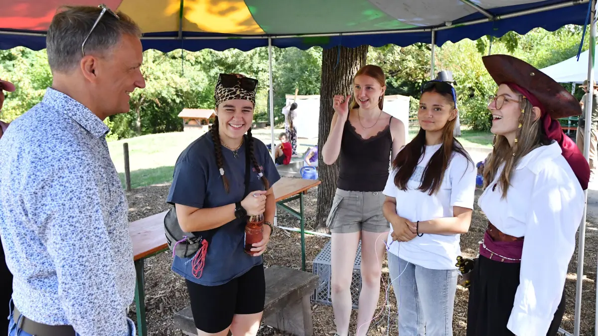 Lahrs Oberbürgermeister Markus Ibert sprach beim Freizeithof mit Moana Hoppler (rechts) und weiteren Betreuerinnen.