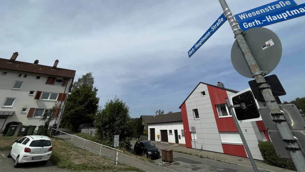 Müll sorgte in der Gerhart-Hauptmann-Straße in den vergangenen Jahren und Monaten für Ärger. Doch nun soll sich die Lage bessern. Die Stadtverwaltung erklärt, wieso.