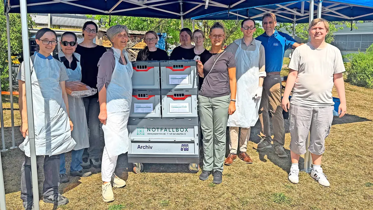 Das Kreisarchiv Schwarzwald‑Baar‑Kreis probte jetzt für den Ernstfall mit Kolleginnen und Kollegen aus Kulturgutinstitutionen der Region und der Papierrestauratorin Anna Coulon aus Emmendingen unter anderem die „Bergung“ von durchnässten Büchern. Sie war auch bei der Archivrettung in Köln dabei.