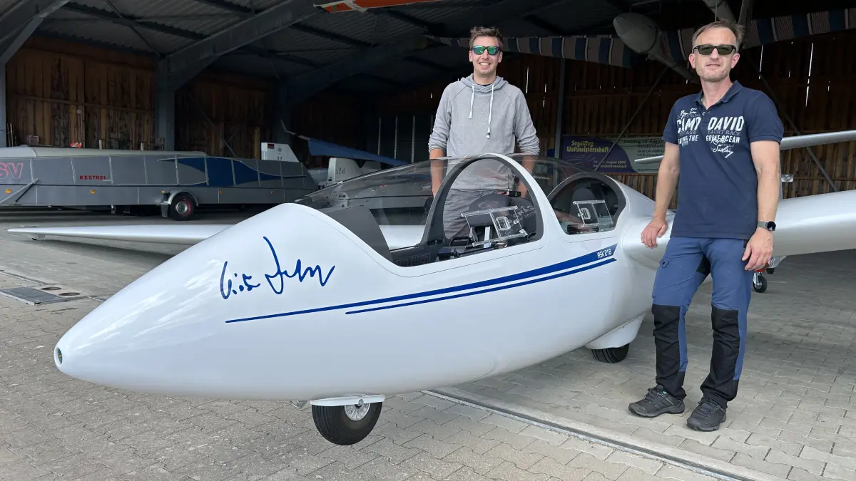 Segelfluglehrer Max Zeffler (links) will demnächst die UL Lehrerberechtigung erwerben. Selbst, besitzt er noch die Berufspilotenlizenz und war zeitweise mit einer Cessna Citation unterwegs. Martin Haug, der beruflich in Mainz beschäftigt ist, bleibt seinem Verein weiterhin als Fluglehrer treu.
