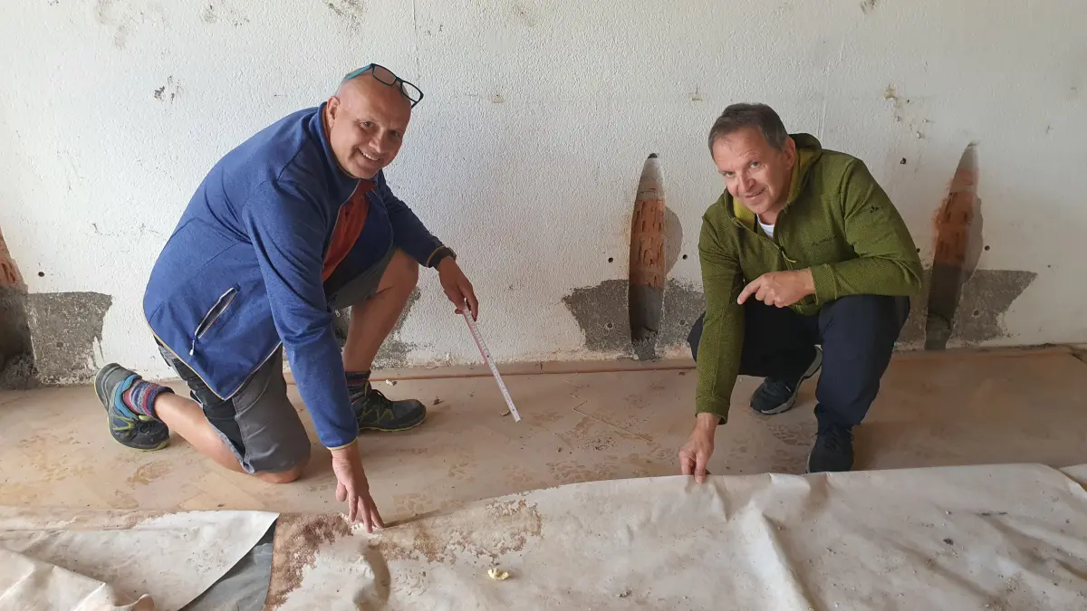 Der Zuständige für Liegenschaften, Patrick Doll (rechts), und Bauleiter Achim Franke erläutern, warum nun doch die alten Parkettböden weichen müssen. In der Roggenbachschule wird in der Folge eine energiesparende Fußbodenheizung Einzug halten.