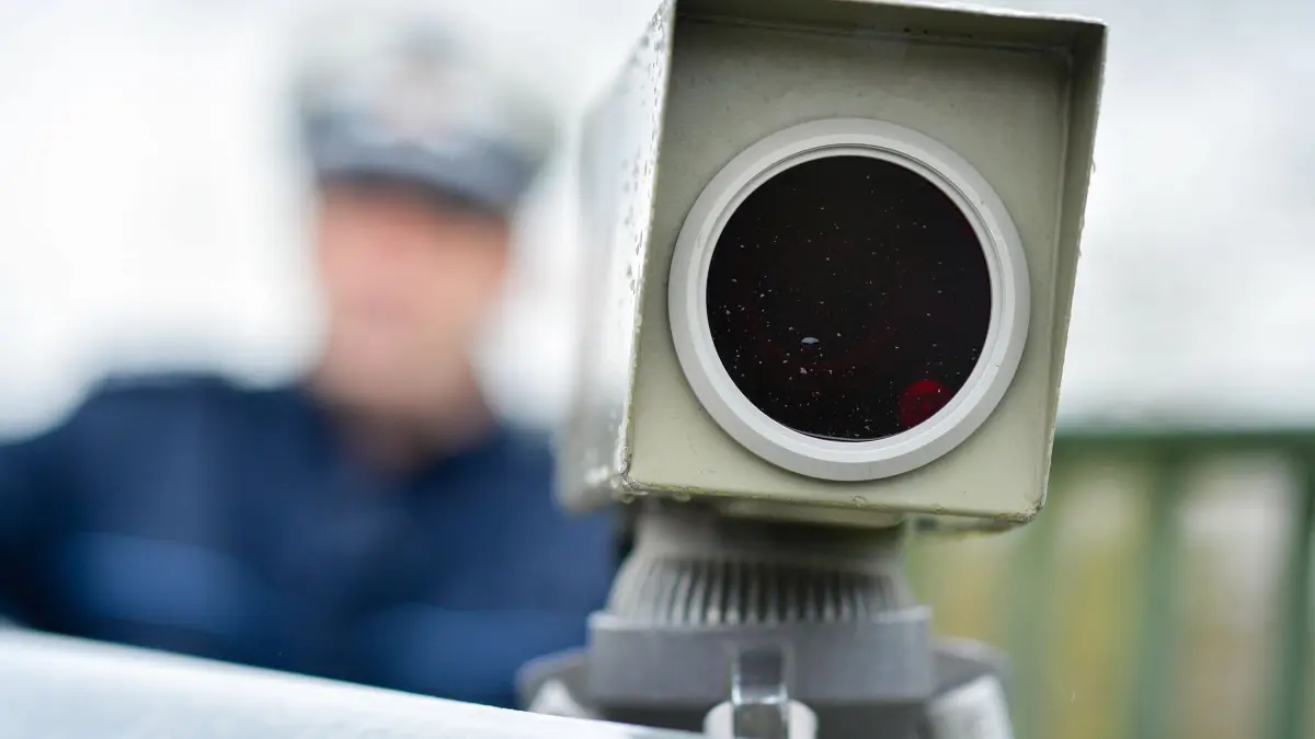 Geschwindigkeitskontrolle: ARCHIV - 03.04.2019, Baden-Württemberg, Sinsheim: Ein Polizist steht hinter einem Messgerät zur Geschwindigkeitskontrolle von Fahrzeugen an der Bundesstraße 292. (zu dpa: «Nach Motorradunfall auf B500: So will Polizei gegensteuern») Foto: Uwe Anspach/dpa +++ dpa-Bildfunk +++