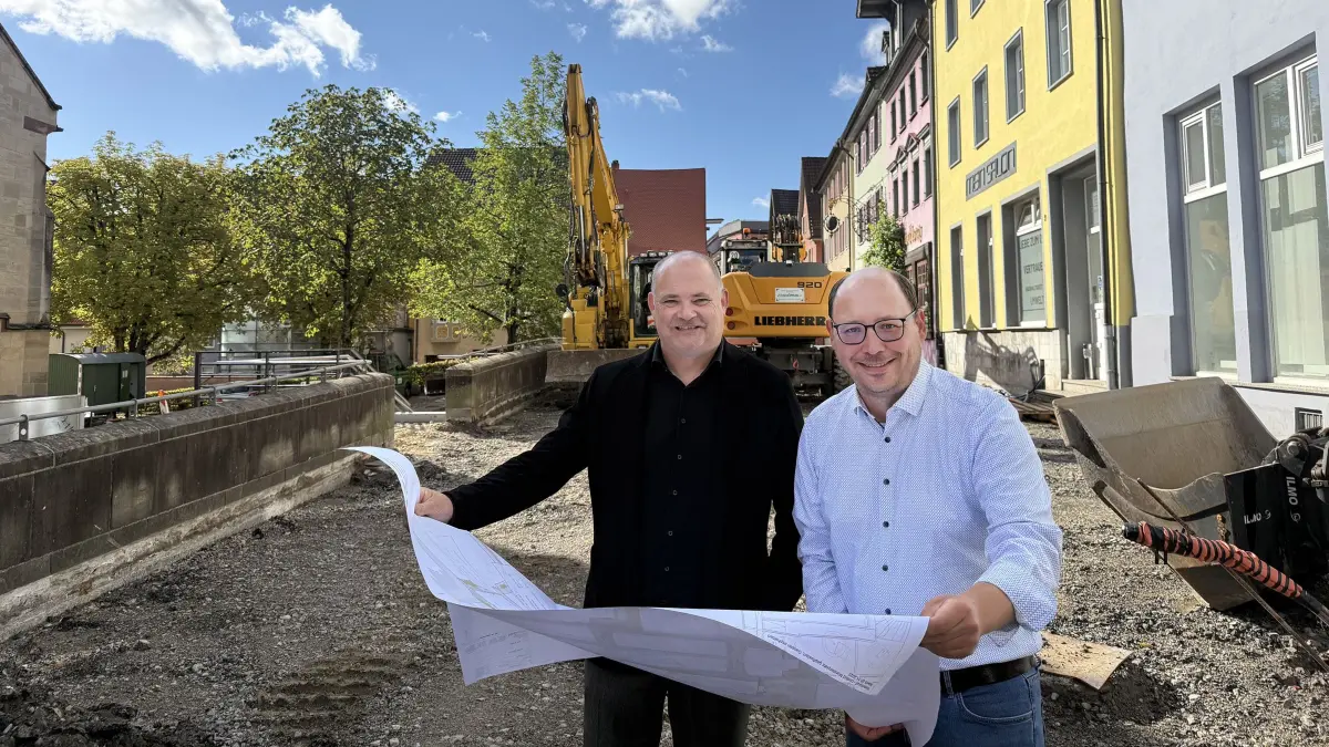 Vor Ort machen sich Oberbürgermeister Dr. Christian Ruf (rechts) und Landtagsabgeordneter Stefan Teufel ein Bild vom Fortschritt der Sanierungsarbeiten im Heiligkreuzort. Gemeinsam werfen sie einen Blick auf die weiteren Planungen für die Neugestaltung des historischen Quartiers. ( )