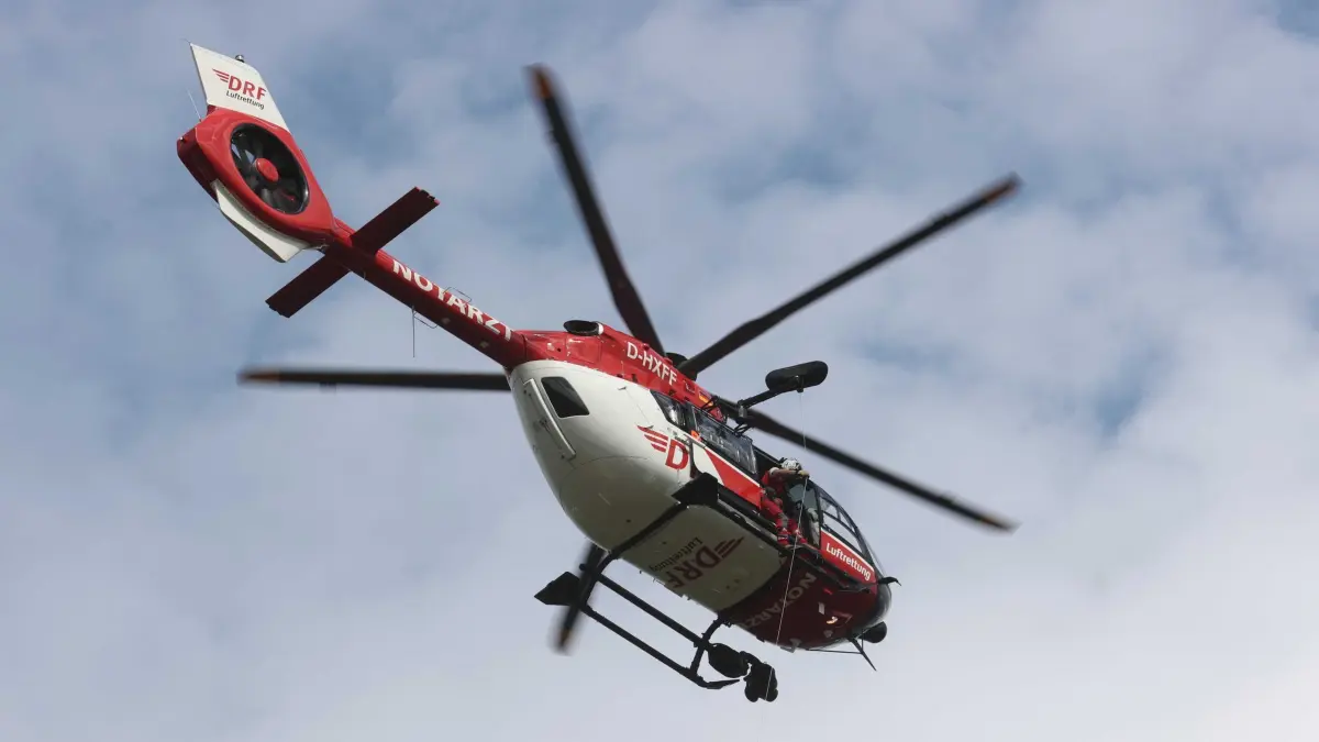 Rettungshubschrauber: ARCHIV - 13.06.2022, Thüringen, Bad Berka: Ein Hubschrauber der DRF Luftrettung. (zu dpa: «Zwei Verletzte bei Frontalzusammenstoß auf Bundesstraße») Foto: Bodo Schackow/dpa +++ dpa-Bildfunk +++