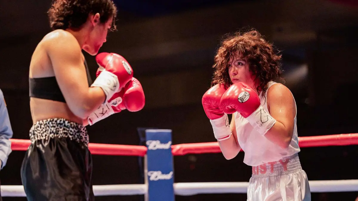 Boxt sich durch: Sydney Sweeney als Christy Martin (rechts) mit Katy O'Brian als Lisa Holewyne in "That's Why This Lady Is A Champ"