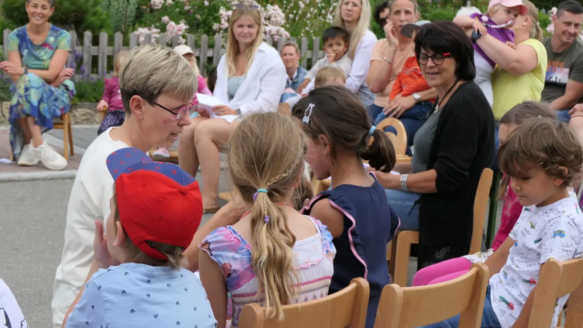 Die Kinder der Bondelbachkita bei einem Sommerfest – jetzt hat der Gemeinderat die Neufassung der Betreuungsbedingungen für Kitakinder und Schulkinder beschlossen.