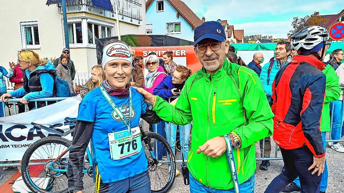 Bereits zum siebten Mal sichert sich Stefanie Doll 2025 den Sieg beim Schwarzwaldmarathon. OK-Chef Frank Kliche ist einer der ersten Gratulanten für die Ausnahmeläuferin.