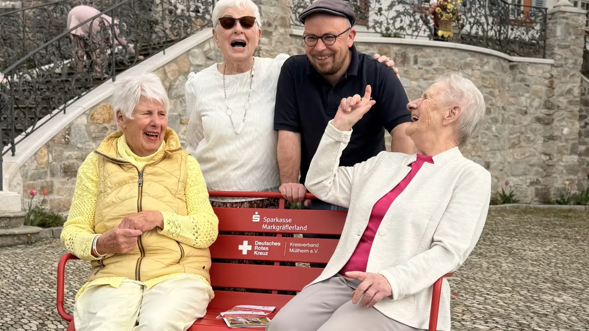 Beim Auftakt auf Schloss Bürgeln zeigte sich, wofür die Jubiläumsaktion „Rote Bank der Begegnung“ steht – für Gemeinschaft, Lebensfreude und das Miteinander der Menschen, die die DRK-Seniorenarbeit seit vielen Jahren prägen.
