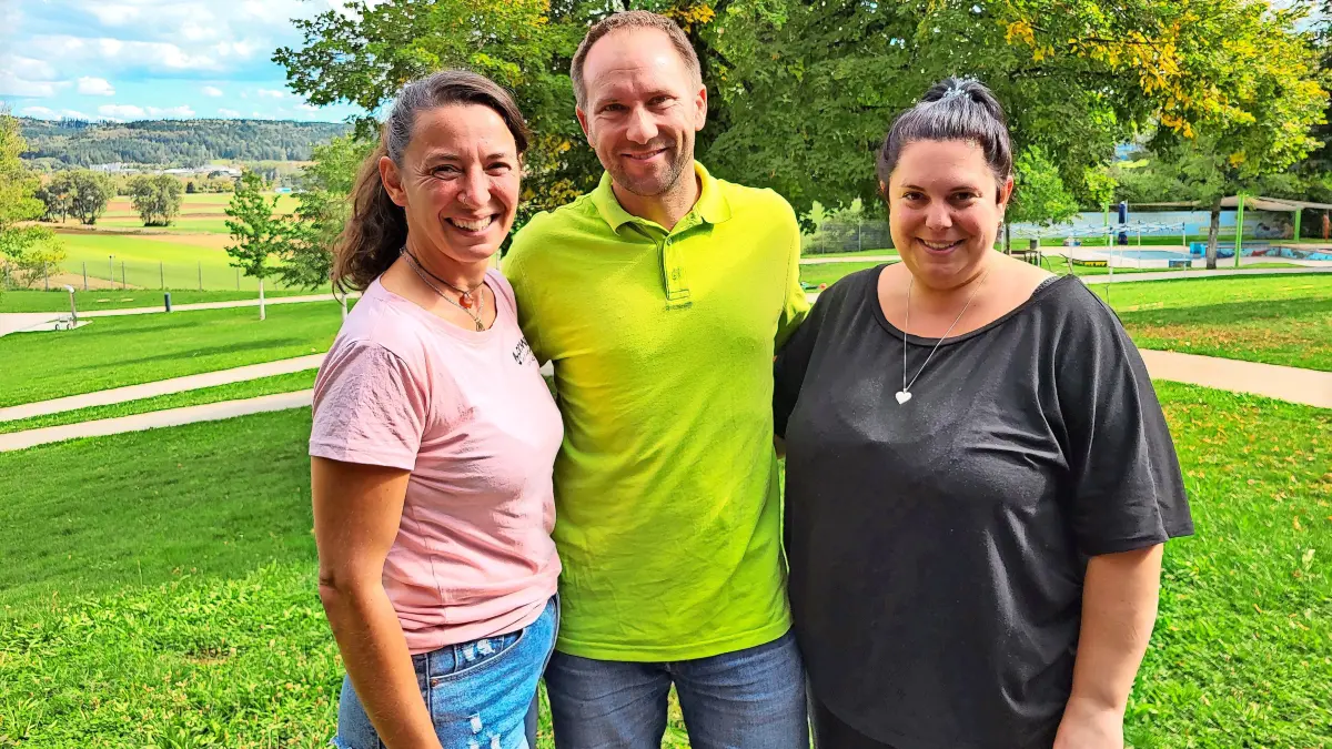 Ein erfolgreiches 2026 zaubert den Verantwortlichen des Panoramabads Blumberg ein Lachen ins Gesicht: Monika Fluck (DRLG Blumberg), Uwe Seitz (Pooltrend-Betriebsleiter und Schwimmmeister) und Ramona Pander (Gastroleitung Pooltrend) können die Saison bald beenden.