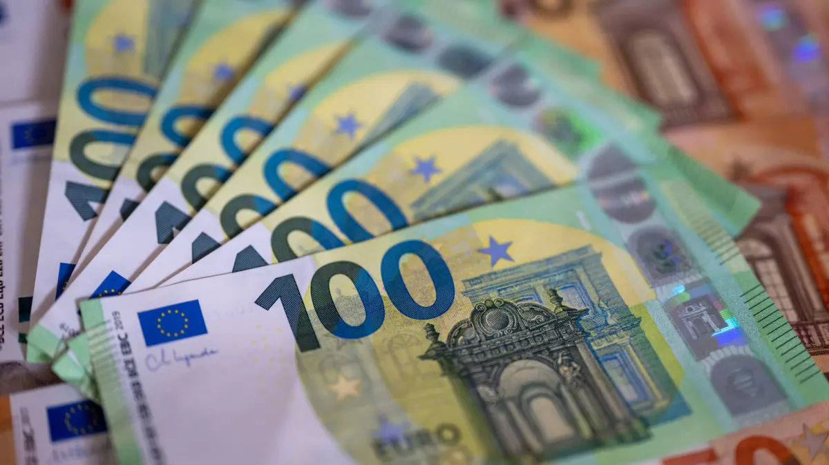 ARCHIV - 21.08.2023, Berlin: Geldscheine mit dem Wert von 100 und 50 Euro liegen auf einem Tisch. (zu dpa: «Taschenfinder in Kiel rettet Mann den Urlaub») Foto: Monika Skolimowska/dpa +++ dpa-Bildfunk +++