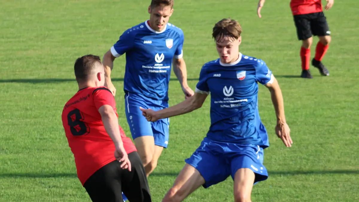 Aufsteiger SG Oberbaldingen/Öfingen (blaue Trikots) ist gut in die Kreisliga A gestartet.