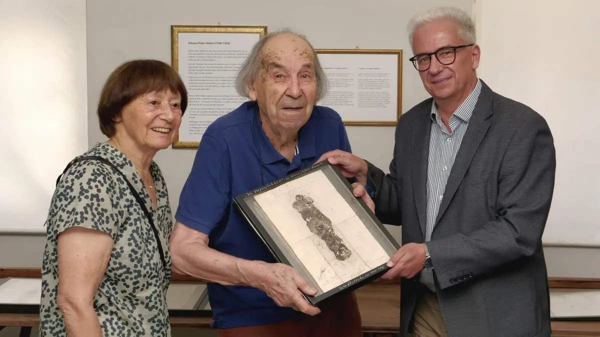 Erika und Jürgen Brodwolf bei der Übergabe der sechs Glasbücher zur „Vergänglichkeit“ an Museumsleiter Jan Merk (rechts). Die Glasbücher sind als Hommage an den Theologen und Heimatdichter Johann Peter Hebel entstanden.