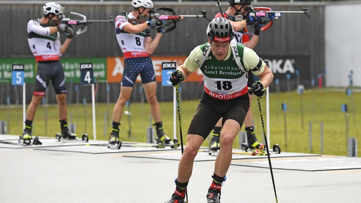ARCHIV - 28.08.2022, Bayern, Ruhpolding: Biathlon, Sommer-WM, Massenstart, Männer: Roman Rees (Deutschland) startet beim Massenstart Rennen der Männer während der Biathlon Sommer-WM vor der Konkurrenz aus dem Schiessstand. (zu dpa: «Gesucht: Biathlon-Fans von morgen - Premiere in München») Foto: Uwe Lein/dpa +++ dpa-Bildfunk +++