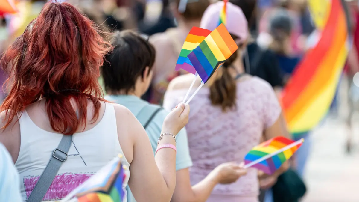 Die Regenbogenfahne darf bei keiner CSD-Parade fehlen. Sie steht für Vielfalt, Toleranz und Gleichberechtigung.