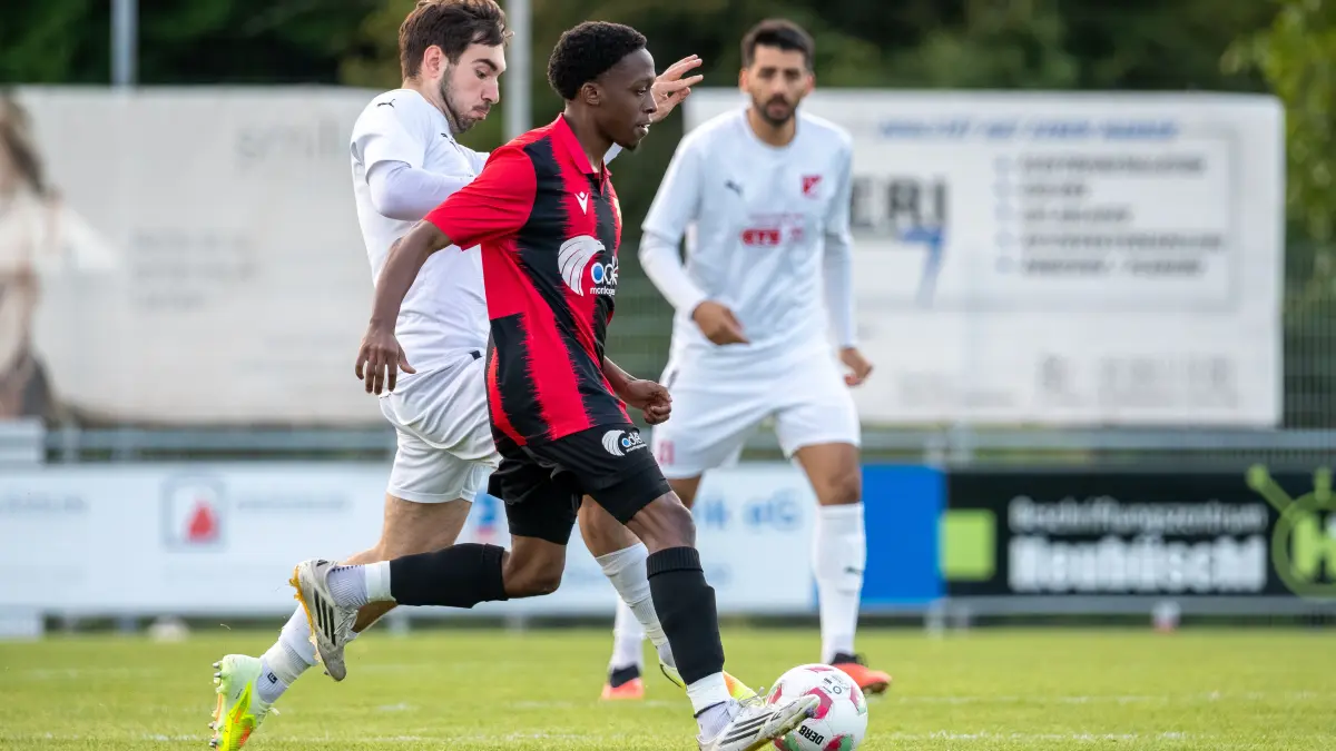 Jerome Chikwaira (vorne) zieht es in die vierte Liga der Schweiz