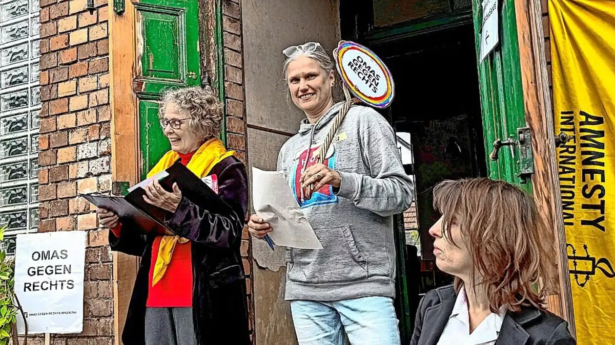 Die „Omas gegen rechts Kinzigtal“ – hier sind Ute Droll und Claudia Schulz (von links) beim „Tag der Demokratie“ 2025 zu sehen – laden zu der Fotoaktion im Hausacher Mostmaierhof ein.