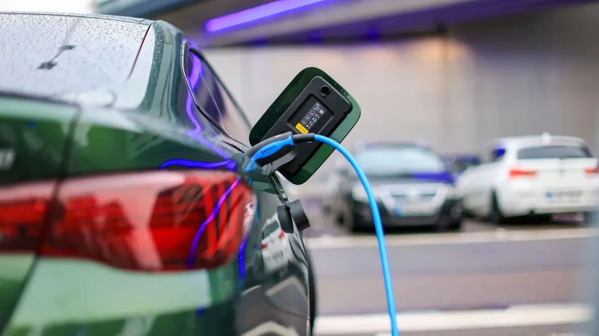 Elektroauto lädt an Ladesäule: ARCHIV - Neuer Elektro-Flitzer? Diese Versicherungs-Details sollte man checken. (zu dpa: «Kasko fürs Elektroauto - darauf kommt es an») Foto: Jan Woitas/dpa/dpa-mag - Honorarfrei nur für Bezieher des Dienstes dpa-Magazin +++ dpa-Magazin +++