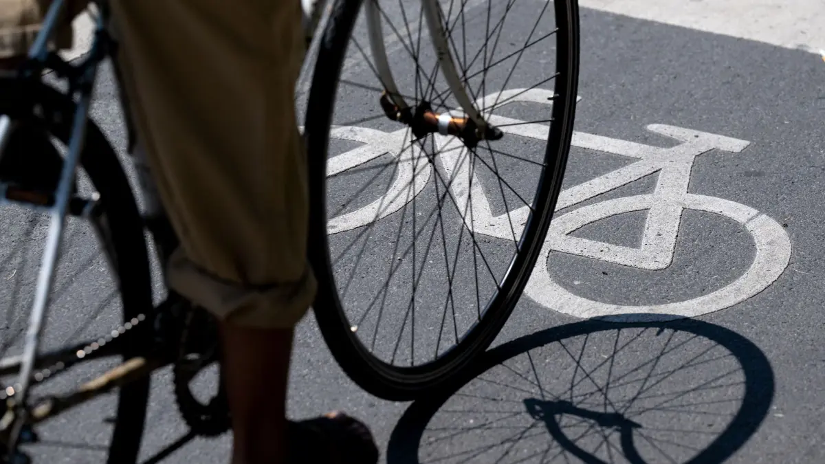 Radfahrer Symbolbild: ARCHIV - 22.05.2023, Bayern, München: Ein Radfahrer fährt über einen Radweg. (zu dpa: «Fahrradbranche verliert Umsatz und Beschäftigung») Foto: Sven Hoppe/dpa +++ dpa-Bildfunk +++
