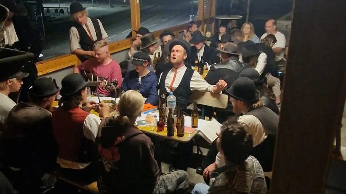 Schallern heißt Singen: Wandergesellen in Kluft beim Treffen im Gasthaus Welschdorf.