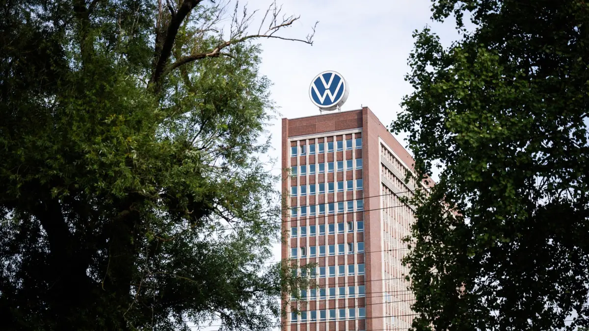 Volkswagen: 02.09.2026, Niedersachsen, Wolfsburg: Blick auf das VW-Stammwerk mit dem Markenhochhaus. Zehntausende Mitarbeiter bei Volkswagen bangen aufgrund drohender Werkschließungen um ihre Jobs. Foto: Julian Stratenschulte/dpa +++ dpa-Bildfunk +++