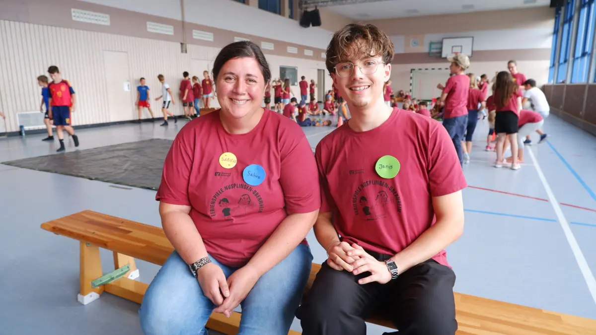 Sie sind seit diesem Jahr das neue Leitungsduo: Sabine Heinemann und Janis Wicker. Im Hintergrund ist großer Trubel, die Kinder probieren die verschiedenen Stationen der Ferienspiele-Rallye aus.