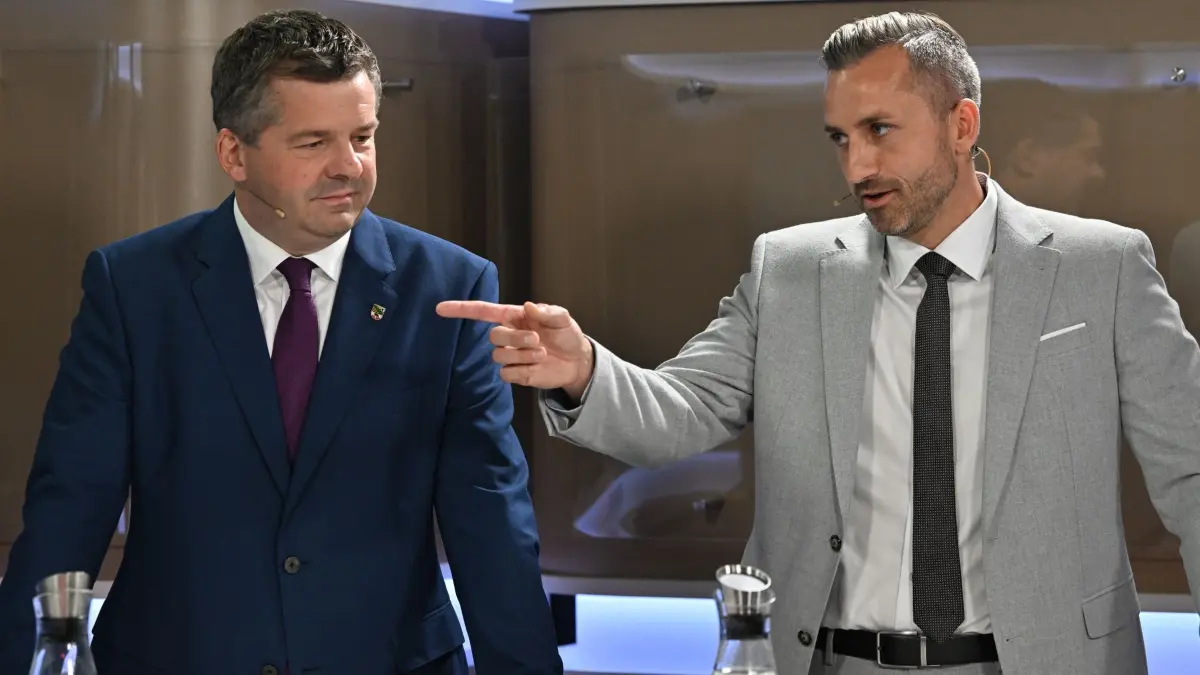 Sven Schulze (CDU) und Ulrich Siegmund (AfD) im Duell: 02.09.2026, Sachsen-Anhalt, Halle (Saale): Sven Schulze (CDU,l), Ministerpräsident von Sachsen-Anhalt und Ulrich Siegmund (AfD,r) Duell der Spitzenkandidaten stehen in dem TV-Duell von „Volksstimme“ und „Mitteldeutscher Zeitung“ im Studio und diskutieren. Foto: Hendrik Schmidt/dpa +++ dpa-Bildfunk +++