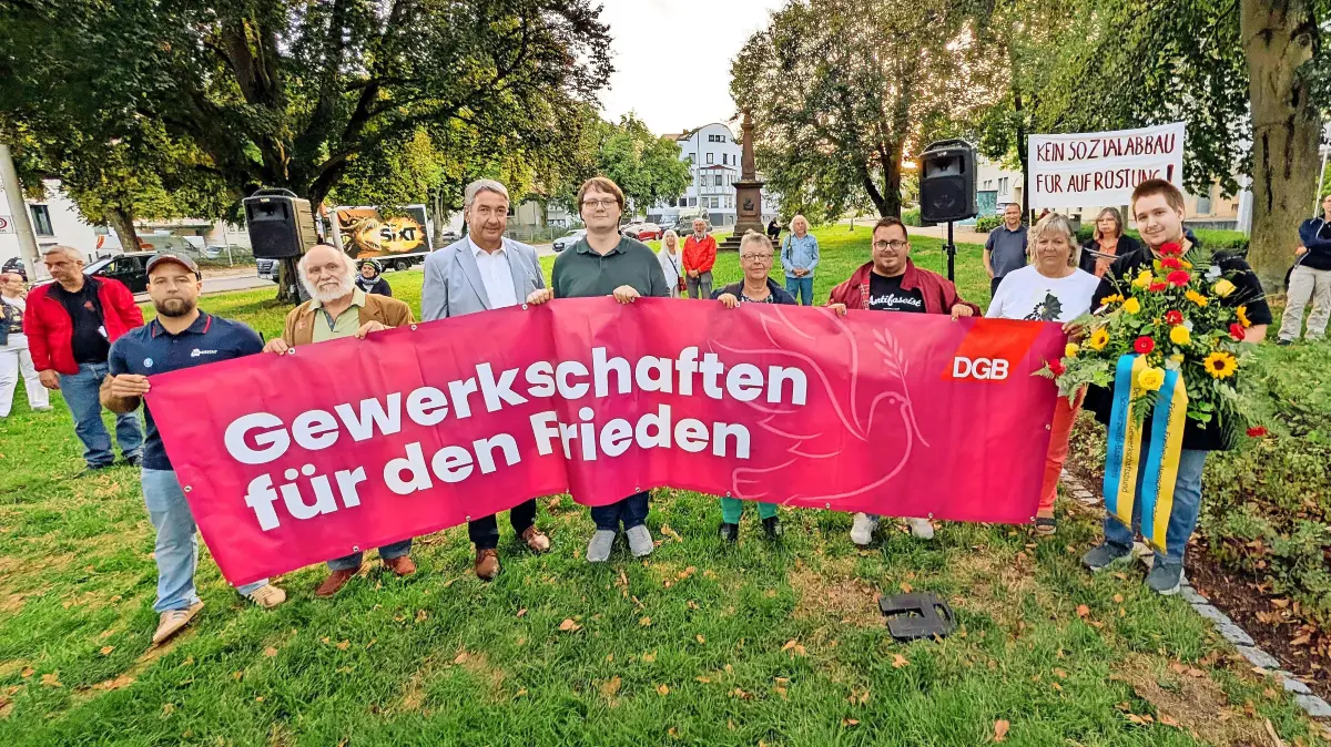 Den Antikriegstag auf dem Geschwister-Scholl-Platz in Schwenningen gestalteten Manuel Mandel Gewerkschaftssekretär des DGB Südbaden (von links), Andreas Merz Verdi-Kreisvorsitzender Schwarzwald-Baar, VS-Bürgermeister Detlev Bührer, VS-Jugendgemeinderat Tim Dippong, vom Regionalen Friedensbündnis VS Renate Zelzer, SPD-Fraktionsvorsitzender Nicola Schurr, Grünen-Landtagsabgeordnete Martina Braun und der stellvertretende DGB-Kreisvorsitzende Fabian Braun. Schwillo