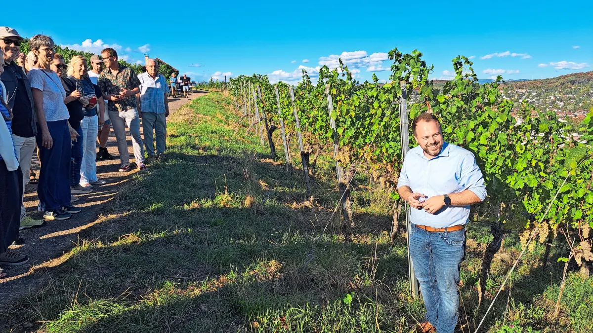 Oliver Ruser (links) führte die Besucher bei der Rebbegehung auf den Lörracher Hausberg, den Tüllinger.