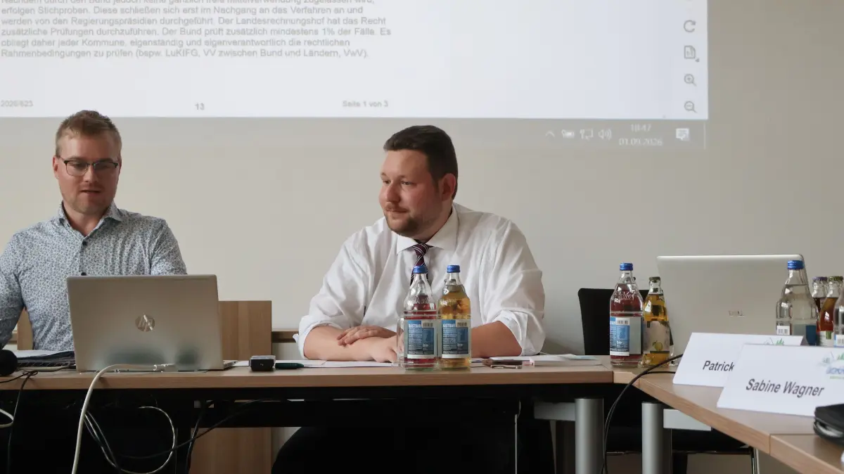Bürgermeister Felix Kuentz leitete an seinem ersten Arbeitstag eine Sitzung des Gemeinderats. Mit auf dem Bild ist Kämmerer Bastian Pfliegensdörfer.