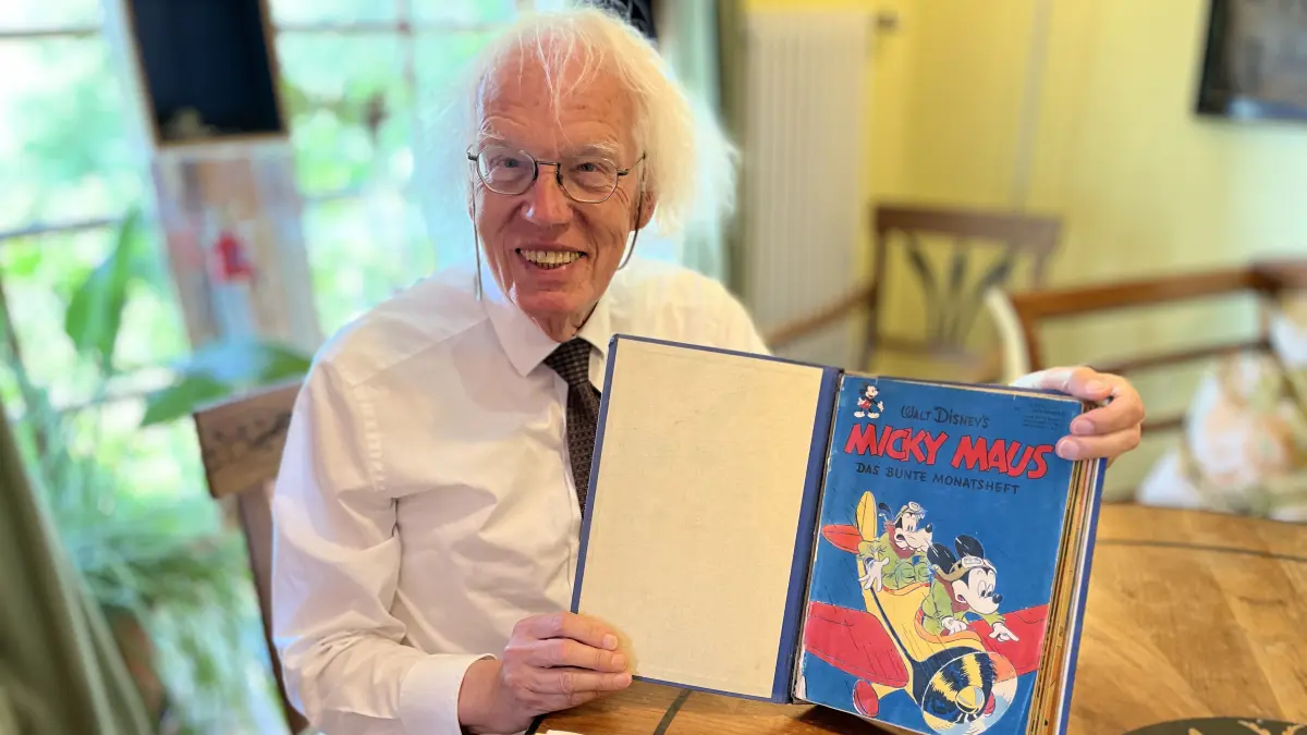 Ernst Heimes, 81 Jahre alt, mit dem allerersten Micky-Maus-Heft, das in Deutschland am 29. August 1951 erschienen ist. Bis im Alter von 13 Jahren hat er jedes Heft gesammelt.