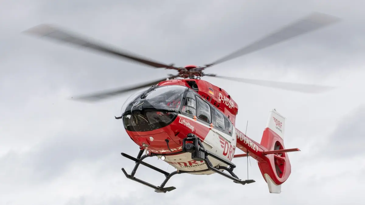 Rettungshubschrauber - Symbolbild: ARCHIV - 17.08.2021, Bayern, Regensburg: Ein Rettungshubschrauber fliegt einen Einsatz. (zu dpa: «Transporter kracht in Aufprallschutz - A6 voll gesperrt») Foto: Daniel Karmann/dpa +++ dpa-Bildfunk +++
