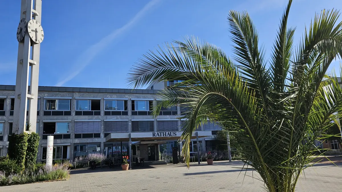 Umgestaltung als Folge des Klimawandels: Schatten, neue Bäume und zusätzliche Aufenthaltsflächen: Der Rathausplatz soll bereits im kommenden Jahr grüner sein. Foto: Stadtverwaltung/Mirko Bähr