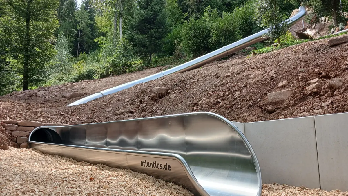 Die riesigen Rutschen in Calws Stadtgarten sind fertig und TÜV‑geprüft. Vorerst bleiben sie trotzdem gesperrt.