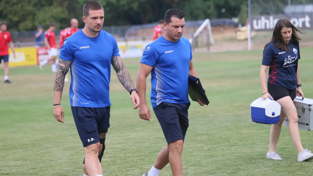 Finden Co Fabio Pfeifhofer (links) und Cheftrainer Emanuele Ingrao die richtige Taktik für das Auswärtsspiel des SV Seedorf beim SV Nehren?