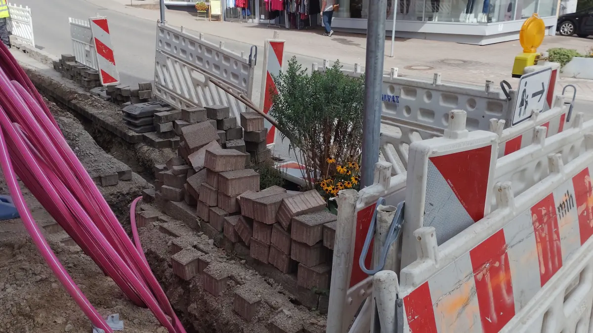 Auf Hochtouren laufen die Arbeiten für die Glasfaserleitungen im Kernort der Gemeinde Schömberg.