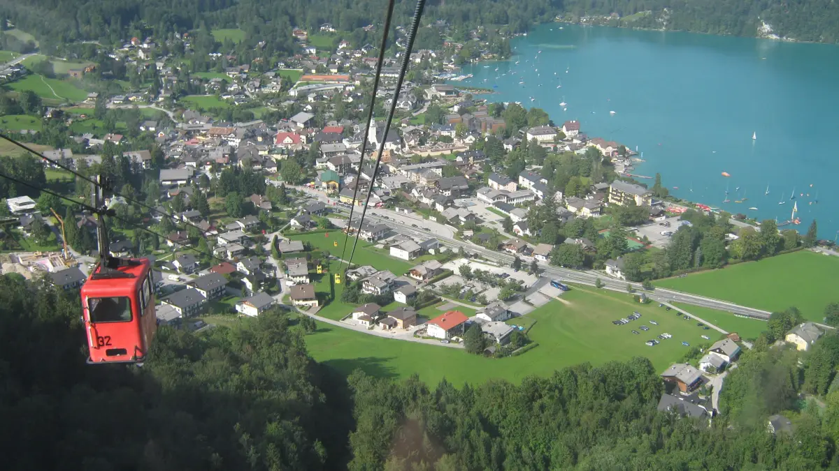 Die Zwölferhornseilbahn am Wolfgangsee war bis zur Modernisierung im Jahr 2020 eine der ältesten in Österreich mit dem Baujahr 1957.