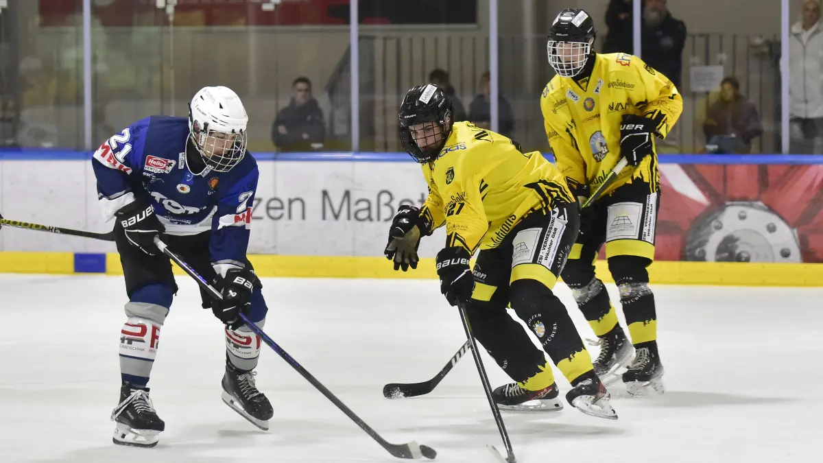 Wild Wings U17 (blau) - Bad Tölz (gelb), v.l. 21 VL Adriano Lapetina + 27 TÖLZ Santiago Hantzsch