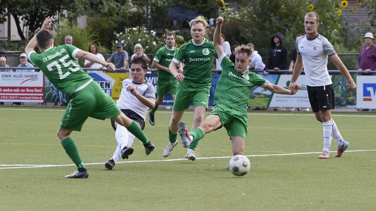 Beim „kleinen Derby“ gegen den SV Schapbach 2 schlugen Tim Flaing – hier bei seinem Treffer zum 3:2 – und Toni Harter (rechts/doppelt) für Spitzenreiter SV Oberwolfach 2 zu.