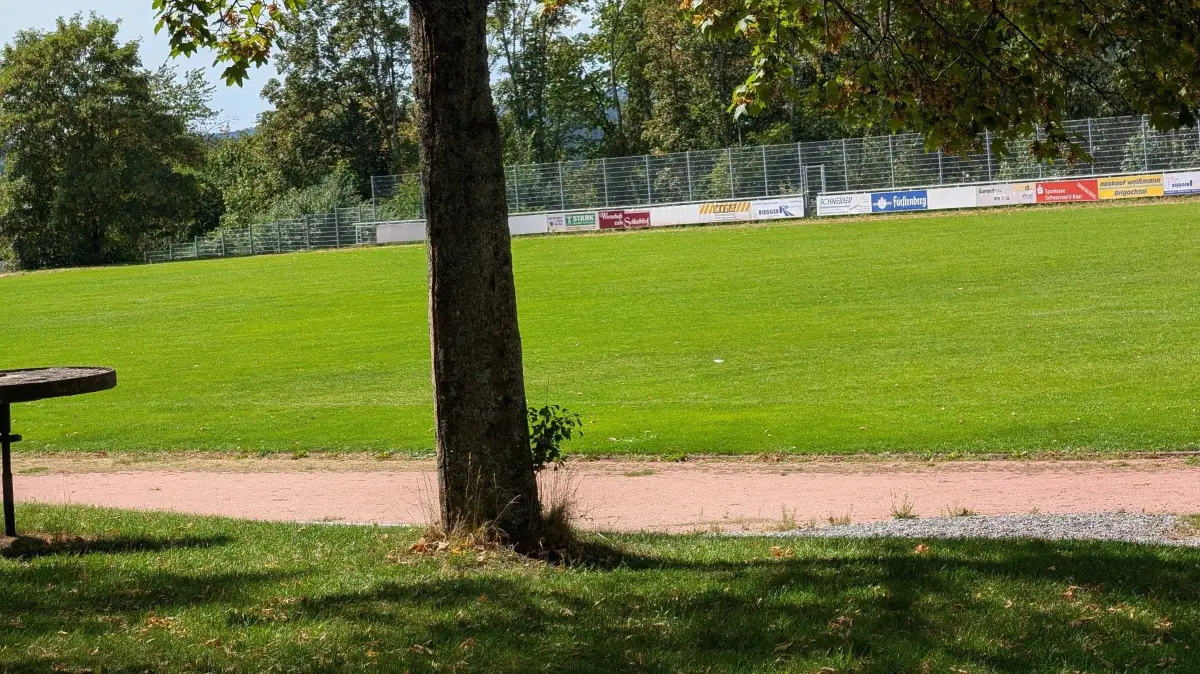 Die Sanierung der Rundlaufbahn des Höhenstadions wurde auf 2027 verschoben. Die Gemeindeverwaltung versucht noch einmal, an Fördermittel zu kommen.