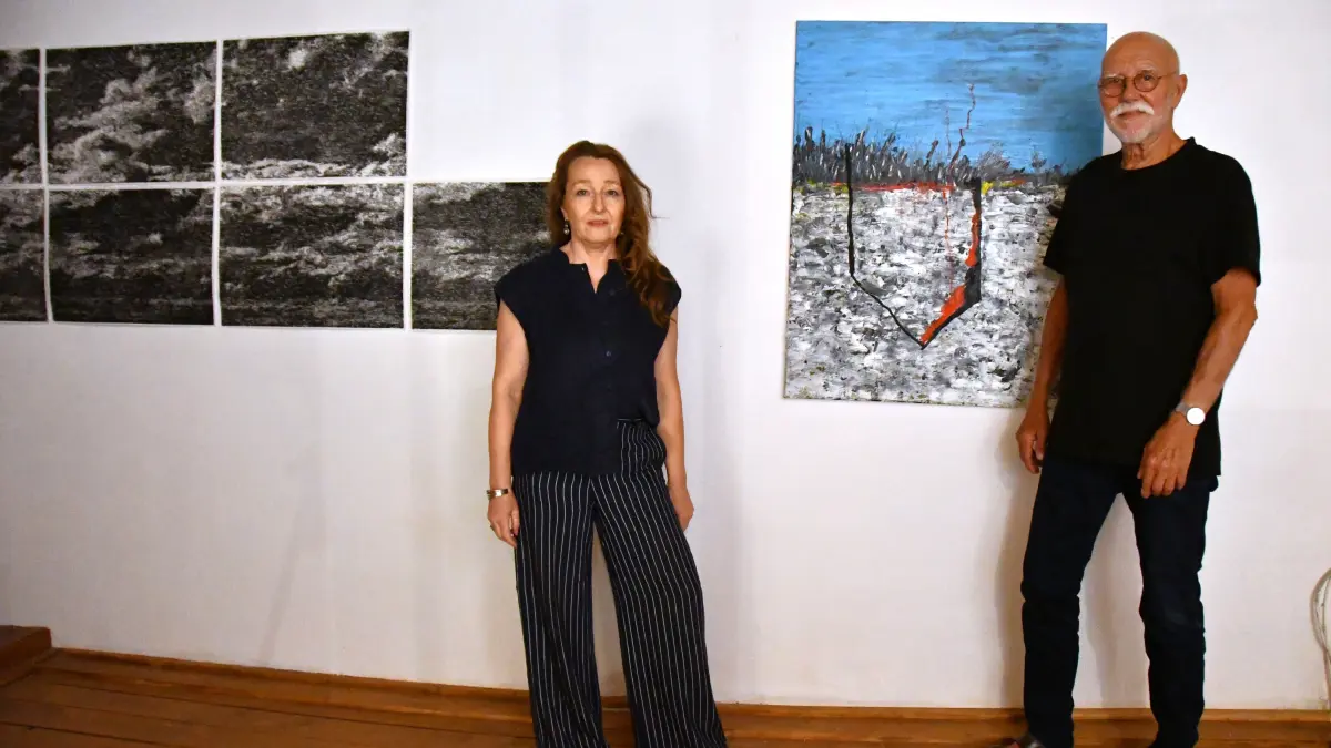 Schwarz-weiße Grafiken auf der einen Seite, farbige Ölgemälde auf der anderen: Minka Strickstrock und Jürgen Unseld stellen in der Galerie im Zwetschgenweg aus und zeigen dabei erstaunliche Parallelen in ihrem künstlerischen Schaffen.