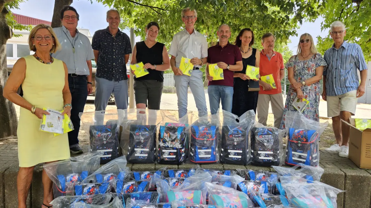 Bei der Übergabe (von links): Yvonne Spindler, Barbara Dobuszewski, Andreas Beuttler, Astrid Jäkel, Carsten Schwenker, Christof Glaisner, Gabi Kinle, Rainer Klug, Birgit Löhmer und Hartmut Ehrle-Anhalt