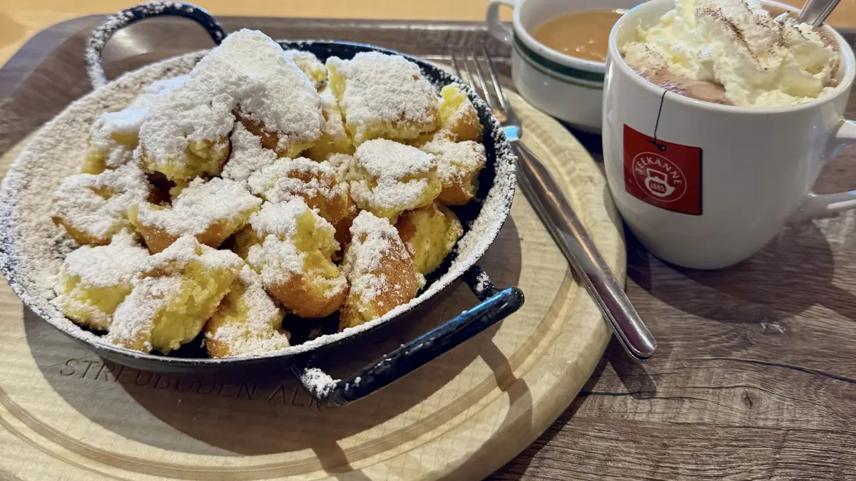 Einen Kaiserschmarrn isst eigentlich jeder gerne. Auf den Hütten in den Bergen Österreichs schmeckt er gleich nochmal so gut.