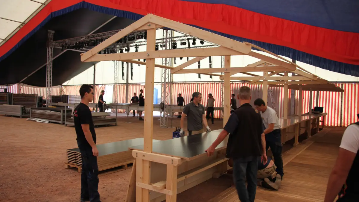 Volksfestaufbau