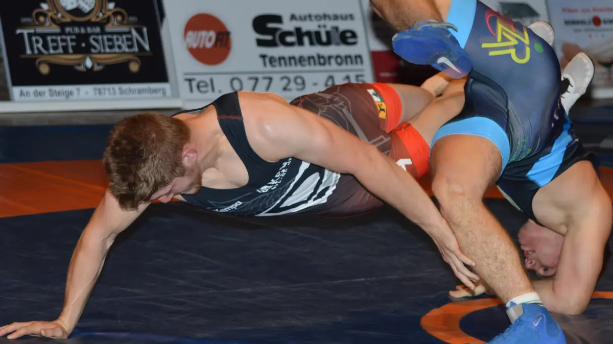Mathias Schondelmaier (links) gehört beim KSV Tennenbronn zu den Stützen und ist für spannende Kämpfe bekannt.
