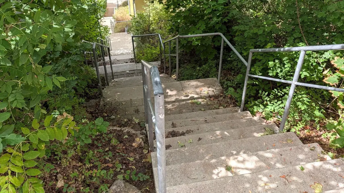 Schwierig ist auch der Zugang zur Halle über eine steile Treppe. Das Bild zeigt die Treppe von oben. Die Arenberghalle liegt unten rechts, ziemlich verdeckt.