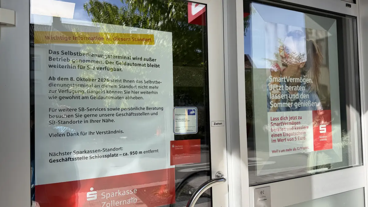 Die Sparkasse Zollernalb baut das Selbstbedienungsterminal am Obertorplatz in Hechingen zurück.